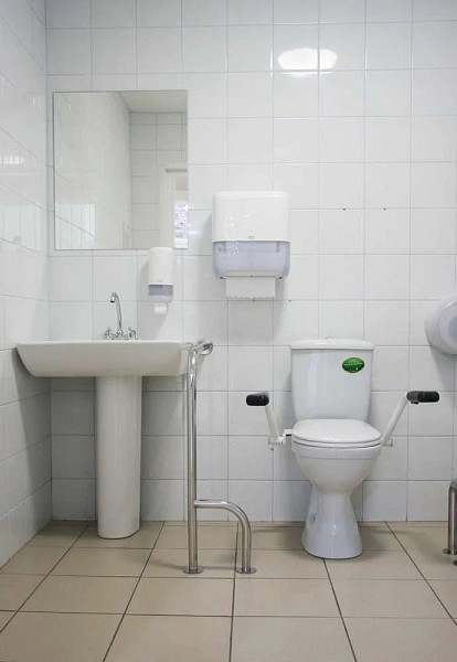 Унитаз-компакт Оскольская керамика Персона Премиум, подвод воды нижний, косой выпуск, с двойным опорным поручнем